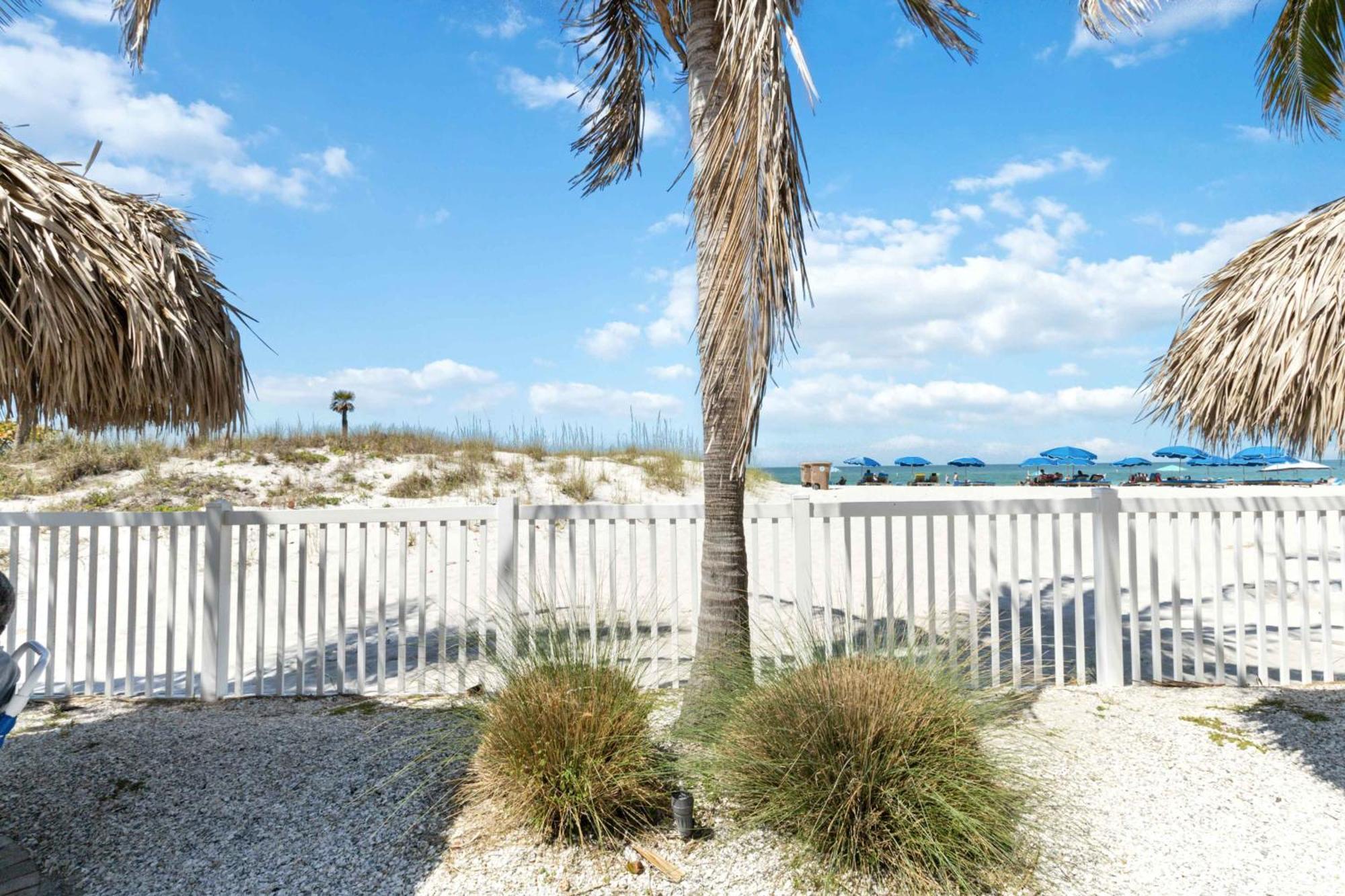 #205 Beach Place Condos St. Pete Beach Exterior photo